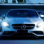 Carros de luxo Mercedes-Benz em destaque, prontos para transporte. Saiba tudo sobre o valor do frete de um carro antes de contratar o serviço.